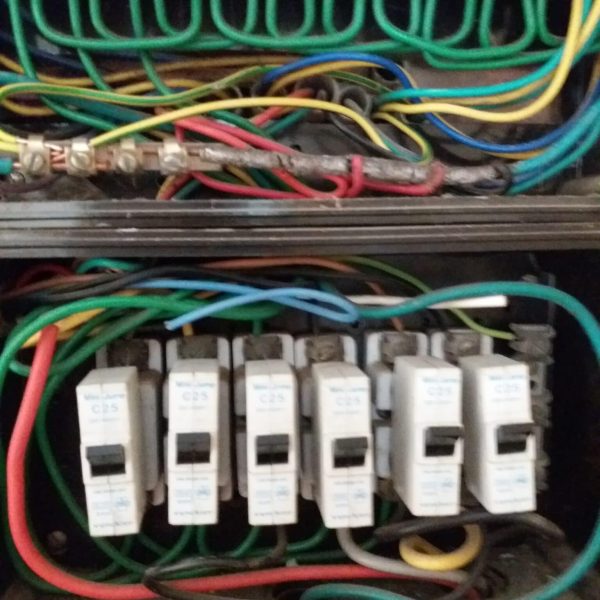 Photo boitier électrique, disjoncteur et raccords éléctrique